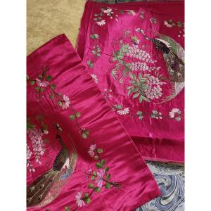 Paire de petits panneaux en broderie asiatique sur soie rouge - Dessus de coussin - Vers 1900