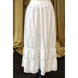 Jupon blanc en coton avec petits plis à l'ongle et dentelle au crochet - Début XXe