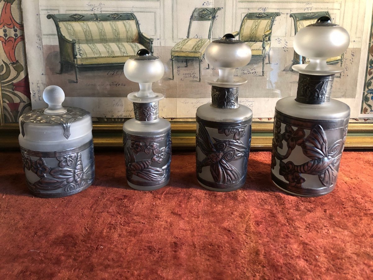 Flacons De Parfum Et Pot à Coton, Pâte De Verre Et étain Argenté, Cabochons De Verre. Art Déco 