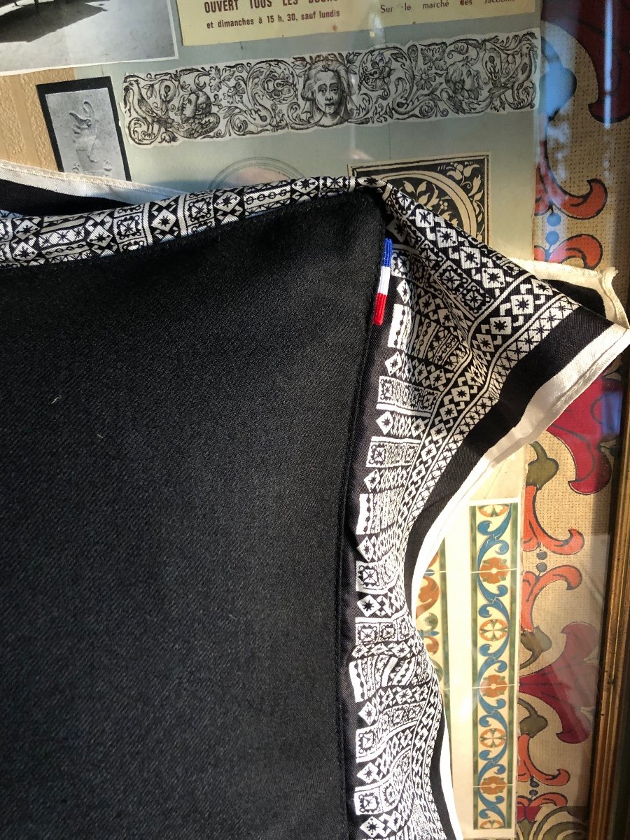 Coussin En Soie, Dos En Flanelle De Laine Noir. 50 X 50 -photo-1