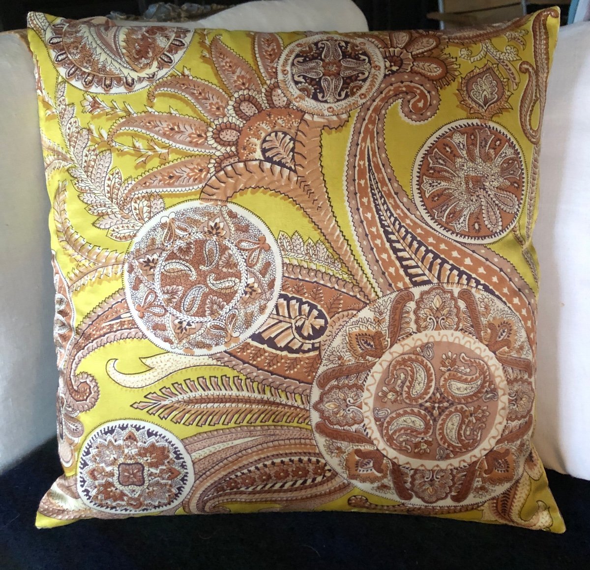 Silk Cushion, Stylized Leaf Pattern. 50x50 -photo-4