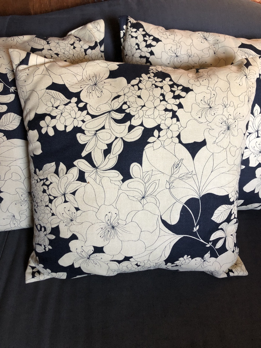 Coussins (x3) en lin et coton, motif  d importantes fleurs  style Japonisant. 50 x 50 cm-photo-2