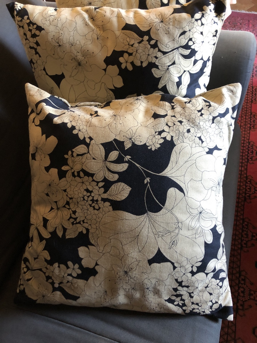Coussins (x3) en lin et coton, motif  d importantes fleurs  style Japonisant. 50 x 50 cm-photo-3