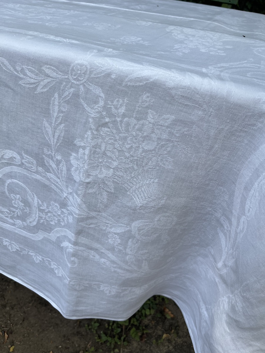 NAPPE DAMASSEE. CORBEILLES  DE FLEURS, GUIRLANDES DE FLEURS. DOUBLE MONOGRAMME. 180X290-photo-2