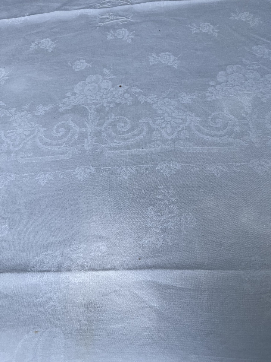 NAPPE DAMASSEE. CORBEILLES  DE FLEURS, GUIRLANDES DE FLEURS. DOUBLE MONOGRAMME. 180X290-photo-1