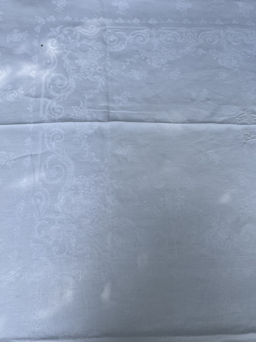NAPPE DAMASSEE. CORBEILLES  DE FLEURS, GUIRLANDES DE FLEURS. DOUBLE MONOGRAMME. 180X290-photo-2