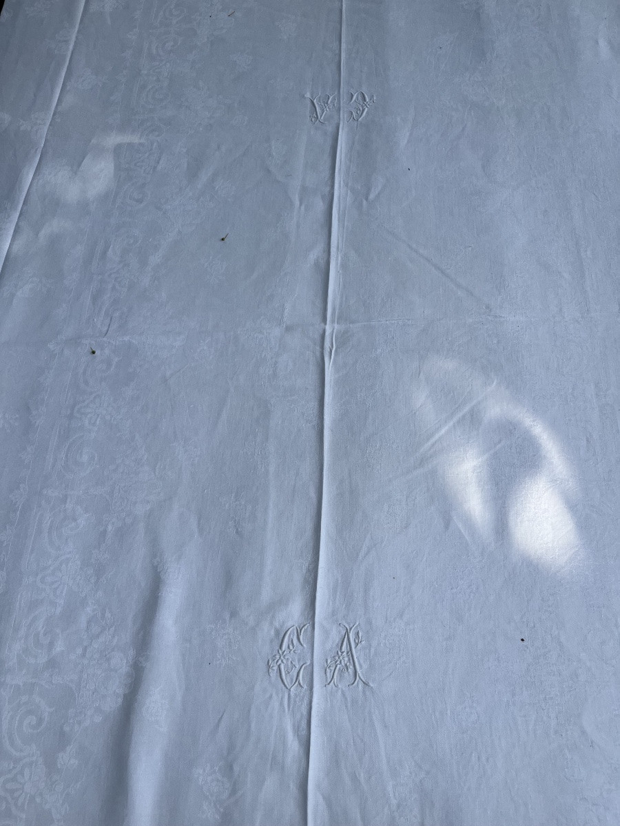 NAPPE DAMASSEE. CORBEILLES  DE FLEURS, GUIRLANDES DE FLEURS. DOUBLE MONOGRAMME. 180X290-photo-3
