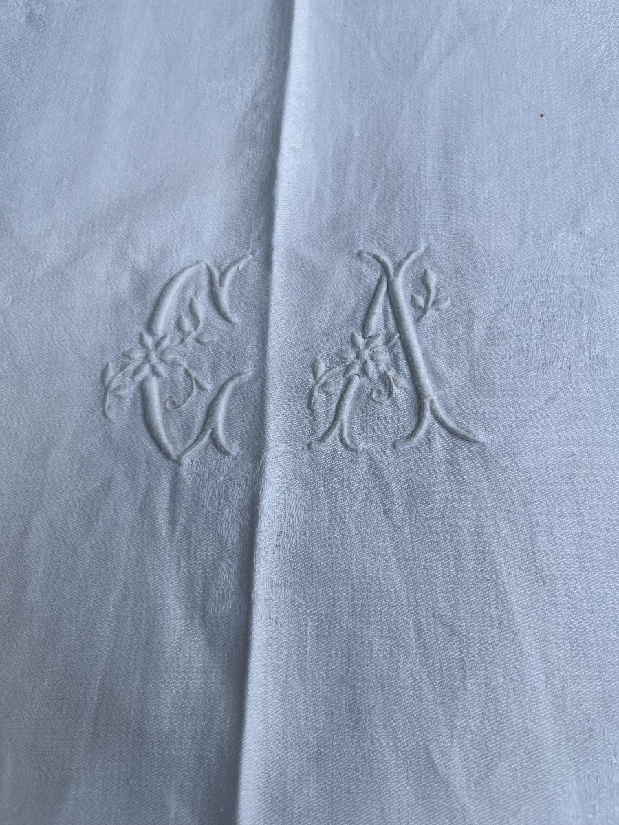 NAPPE DAMASSEE. CORBEILLES  DE FLEURS, GUIRLANDES DE FLEURS. DOUBLE MONOGRAMME. 180X290-photo-4