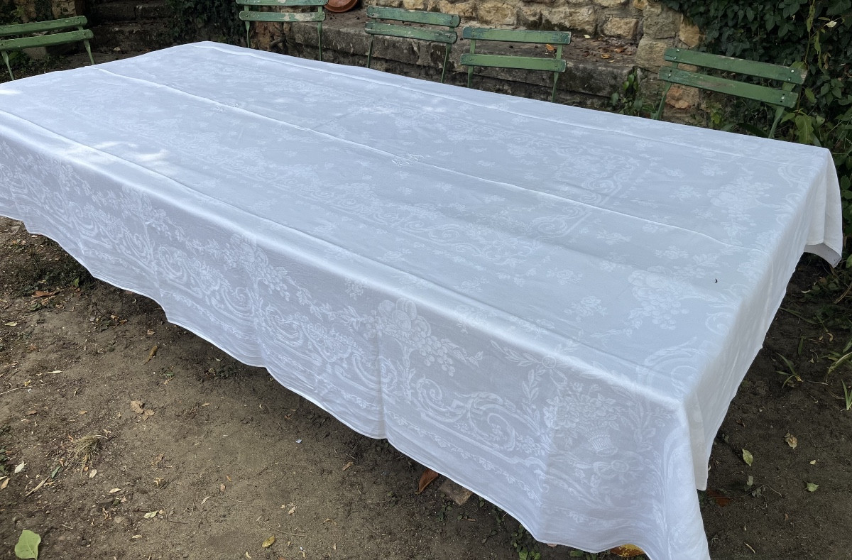 NAPPE DAMASSEE. CORBEILLES  DE FLEURS, GUIRLANDES DE FLEURS. DOUBLE MONOGRAMME. 180X290