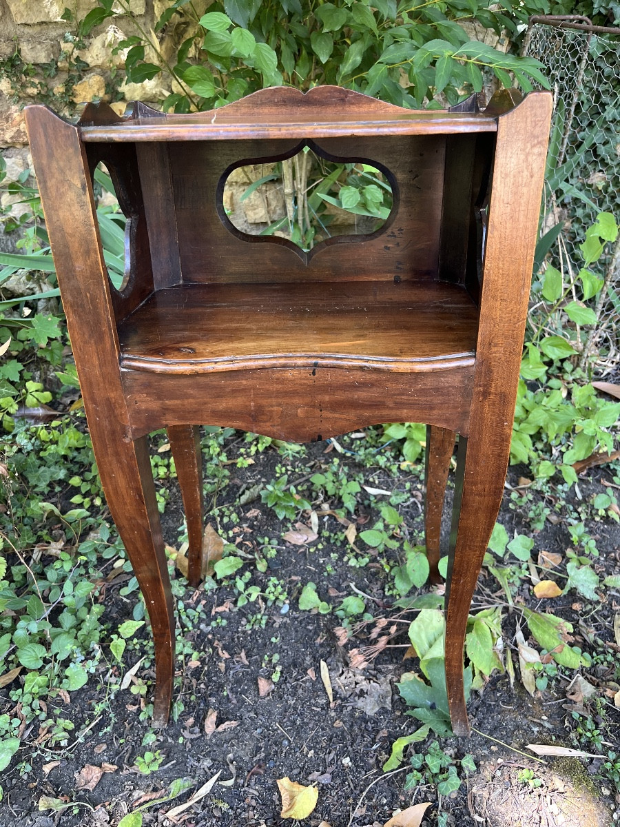 table de chevet ou autre  en Noyer. Double tablettes et un tiroir sur côté. Début XXème