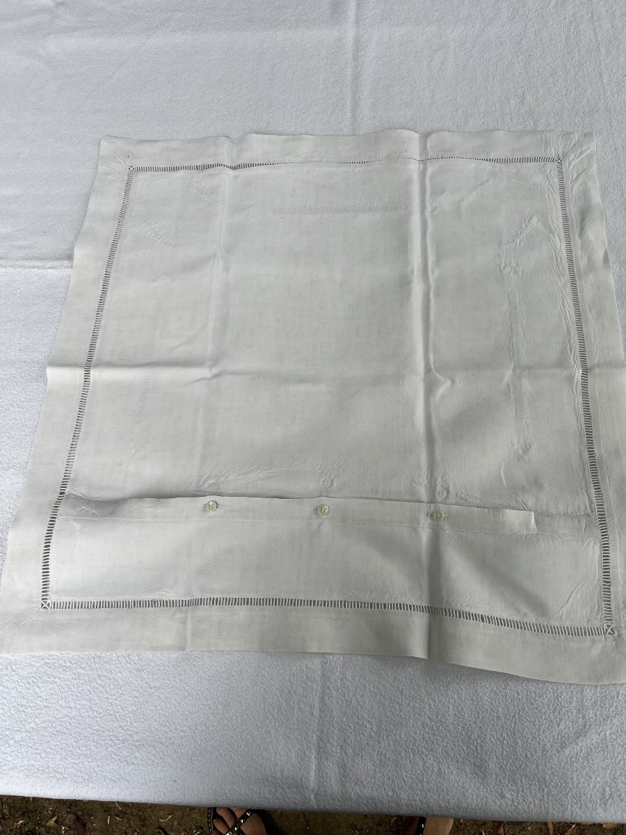 Taies d oreiller sans monogrammes  en métis, avec broderie filet et points. 63.5 x 64.5 cm -photo-4