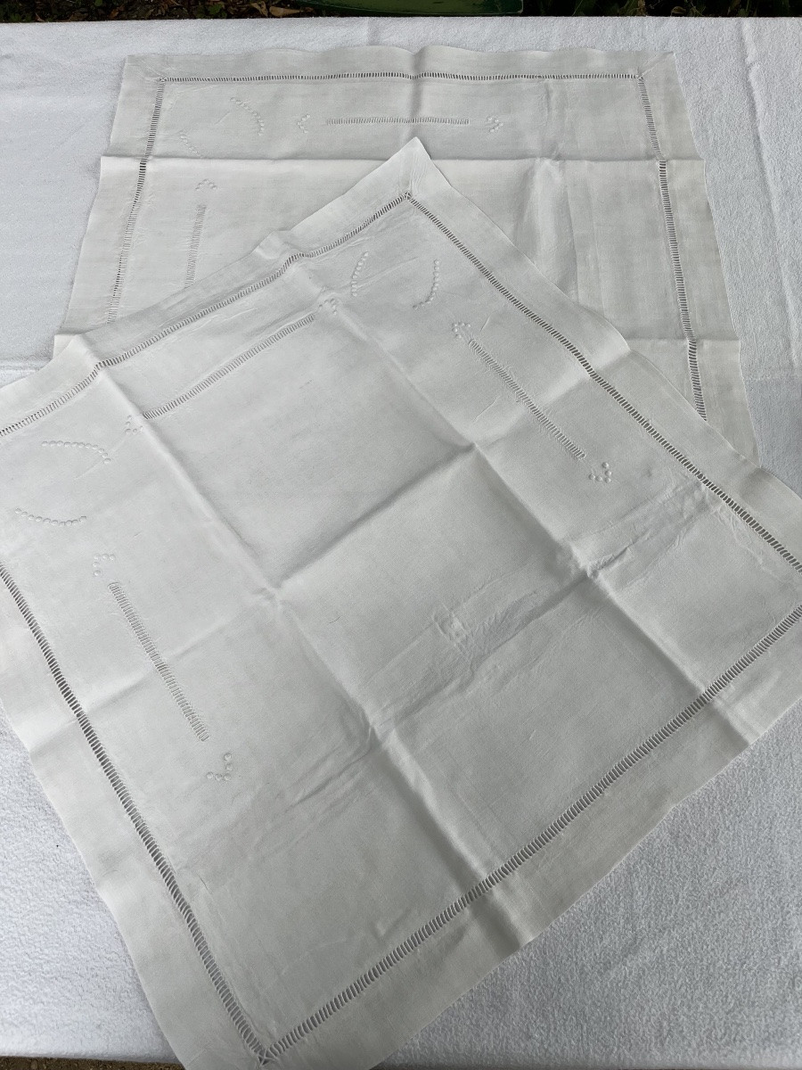 Taies d oreiller sans monogrammes  en métis, avec broderie filet et points. 63.5 x 64.5 cm -photo-2