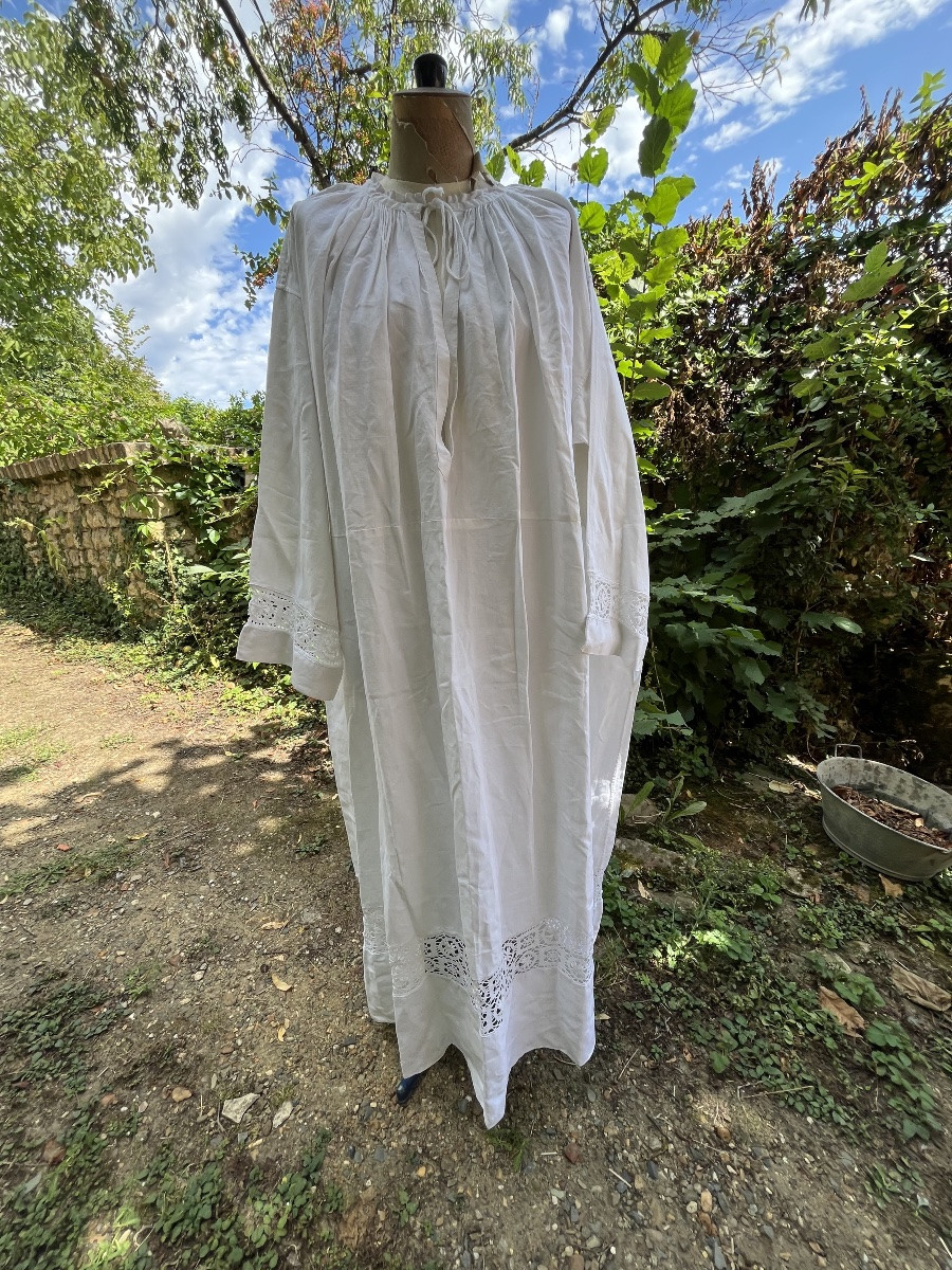 Aube de prêtre en coton  blanc et dentelle aux manches et bas de robe. -photo-2