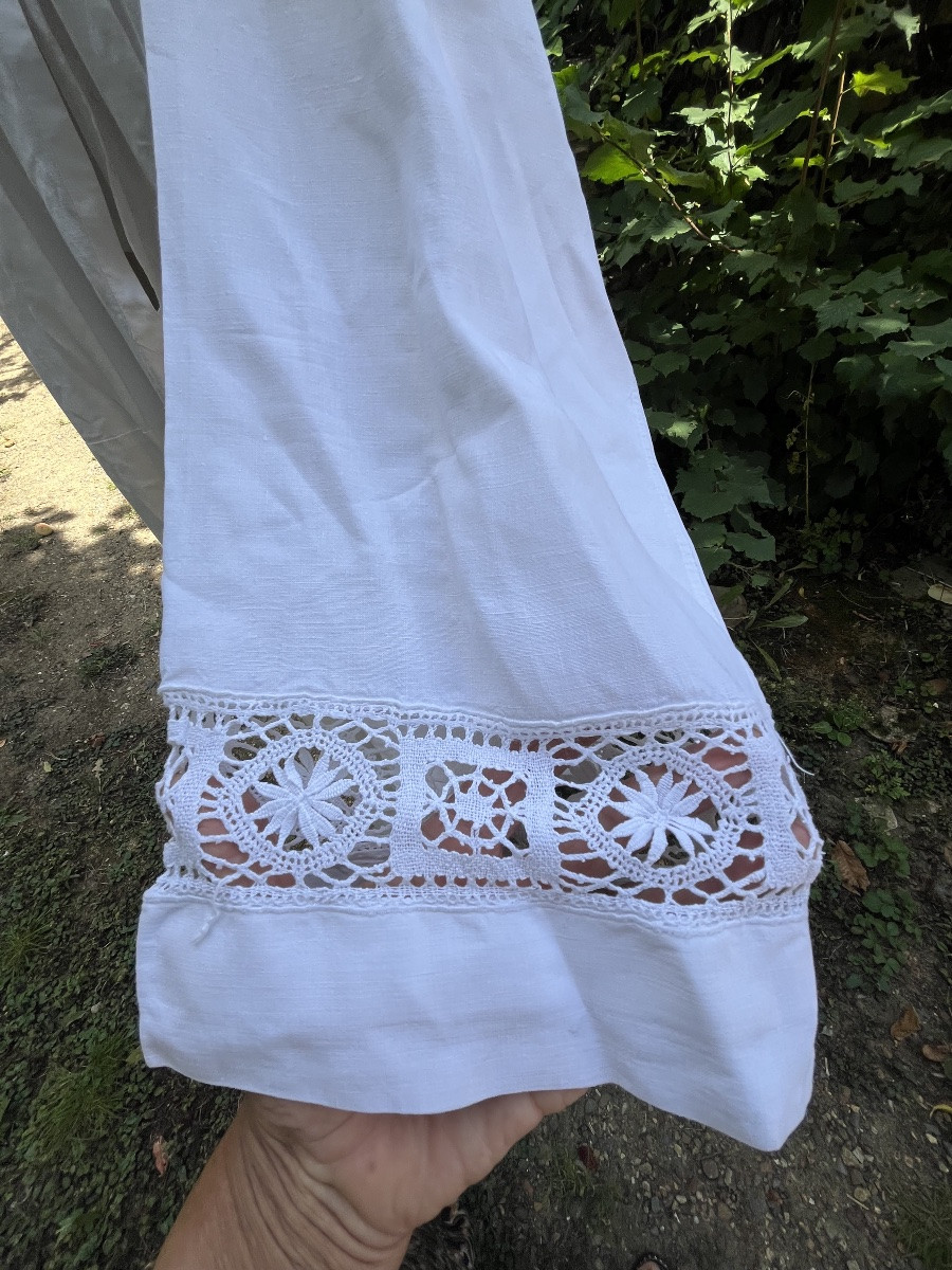 Aube de prêtre en coton  blanc et dentelle aux manches et bas de robe. -photo-3