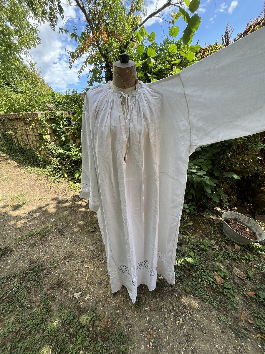 Aube de prêtre en coton  blanc et dentelle aux manches et bas de robe. -photo-4