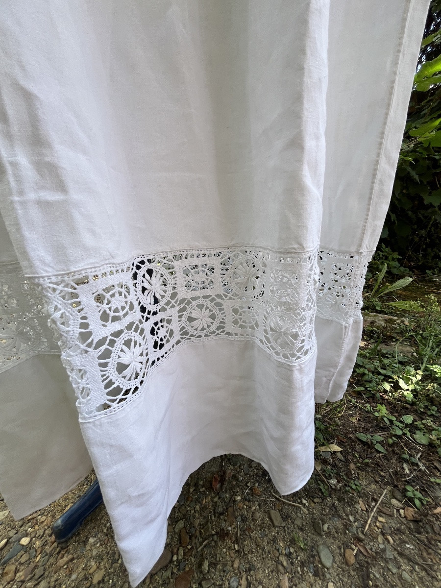 Aube de prêtre en coton  blanc et dentelle aux manches et bas de robe. -photo-1
