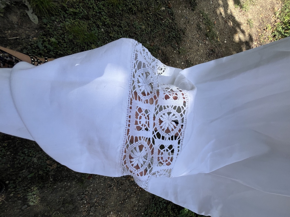 Aube de prêtre en coton  blanc et dentelle aux manches et bas de robe. -photo-2