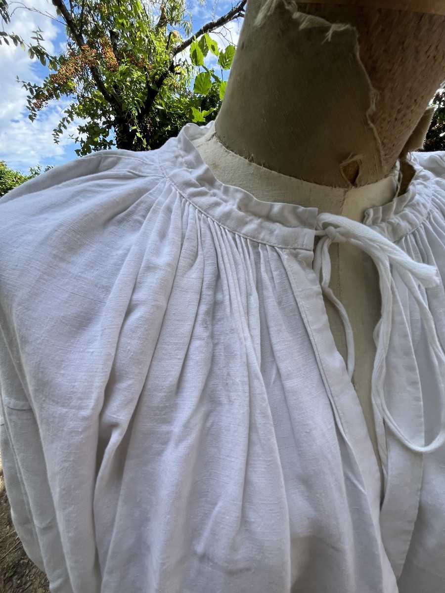 Aube de prêtre en coton  blanc et dentelle aux manches et bas de robe. -photo-3