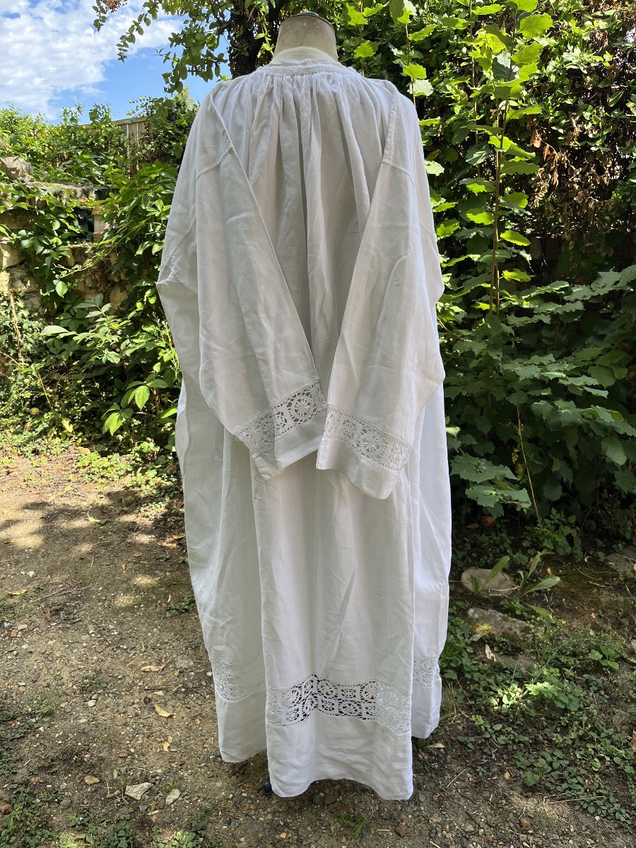 Aube de prêtre en coton  blanc et dentelle aux manches et bas de robe. -photo-4