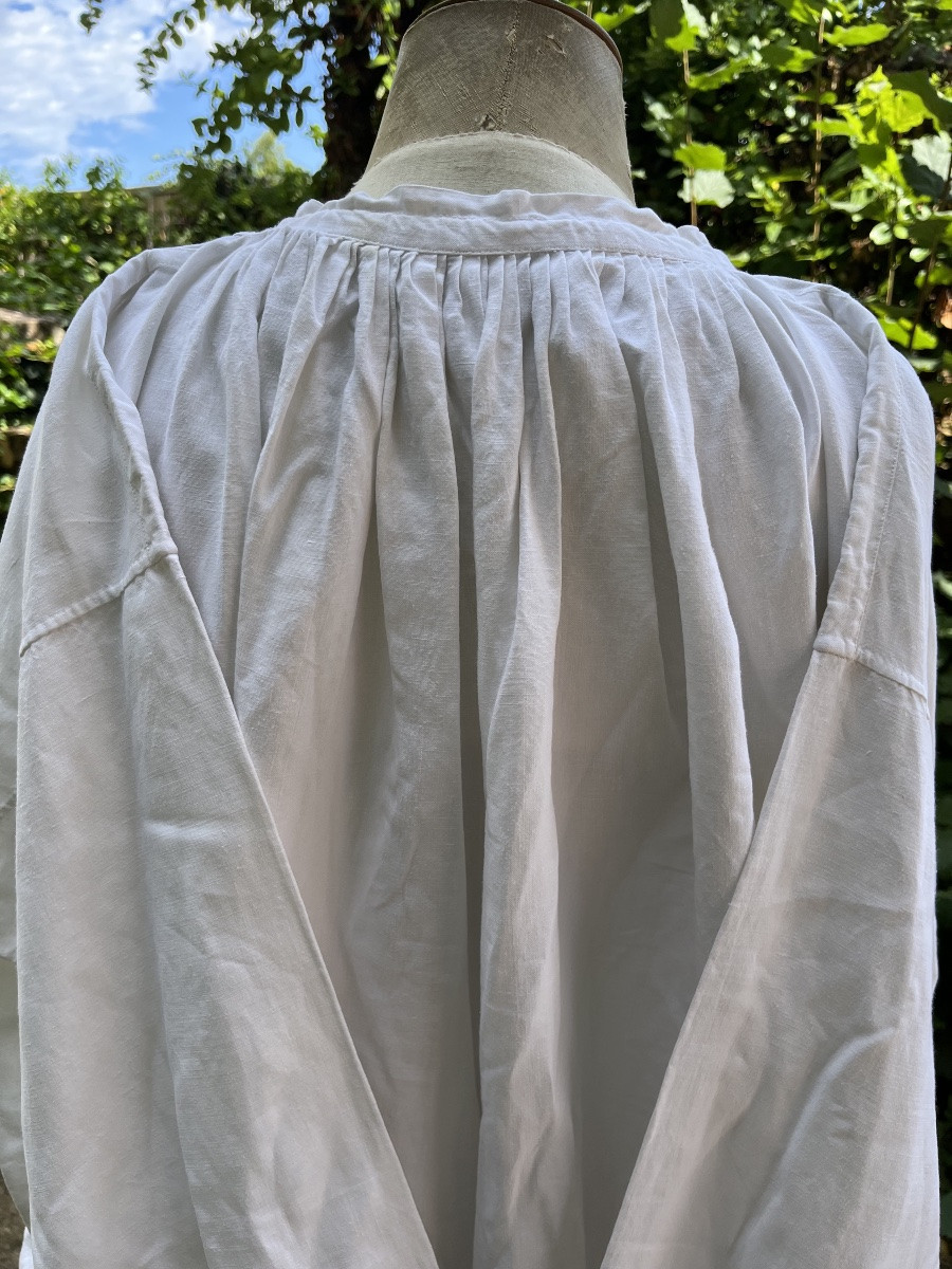 Aube de prêtre en coton  blanc et dentelle aux manches et bas de robe. -photo-6