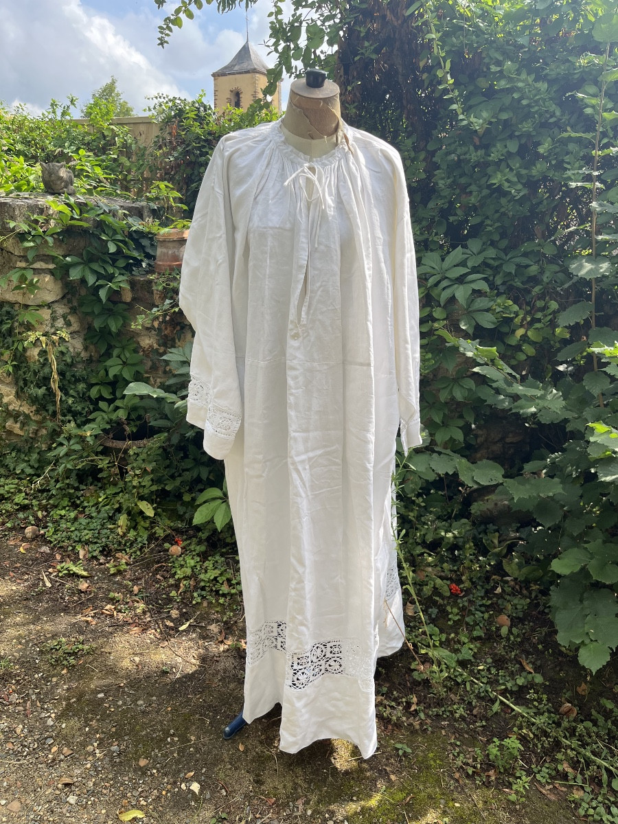 Aube de prêtre en coton  blanc et dentelle aux manches et bas de robe. 