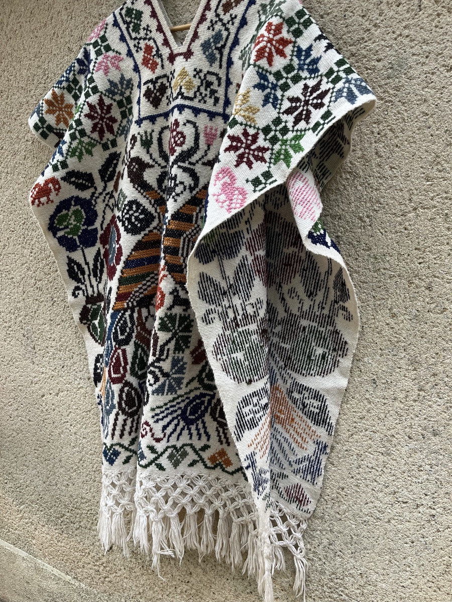 Poncho en laine, brodé de paons et motifs colorés.  vers les Années 1960-photo-2