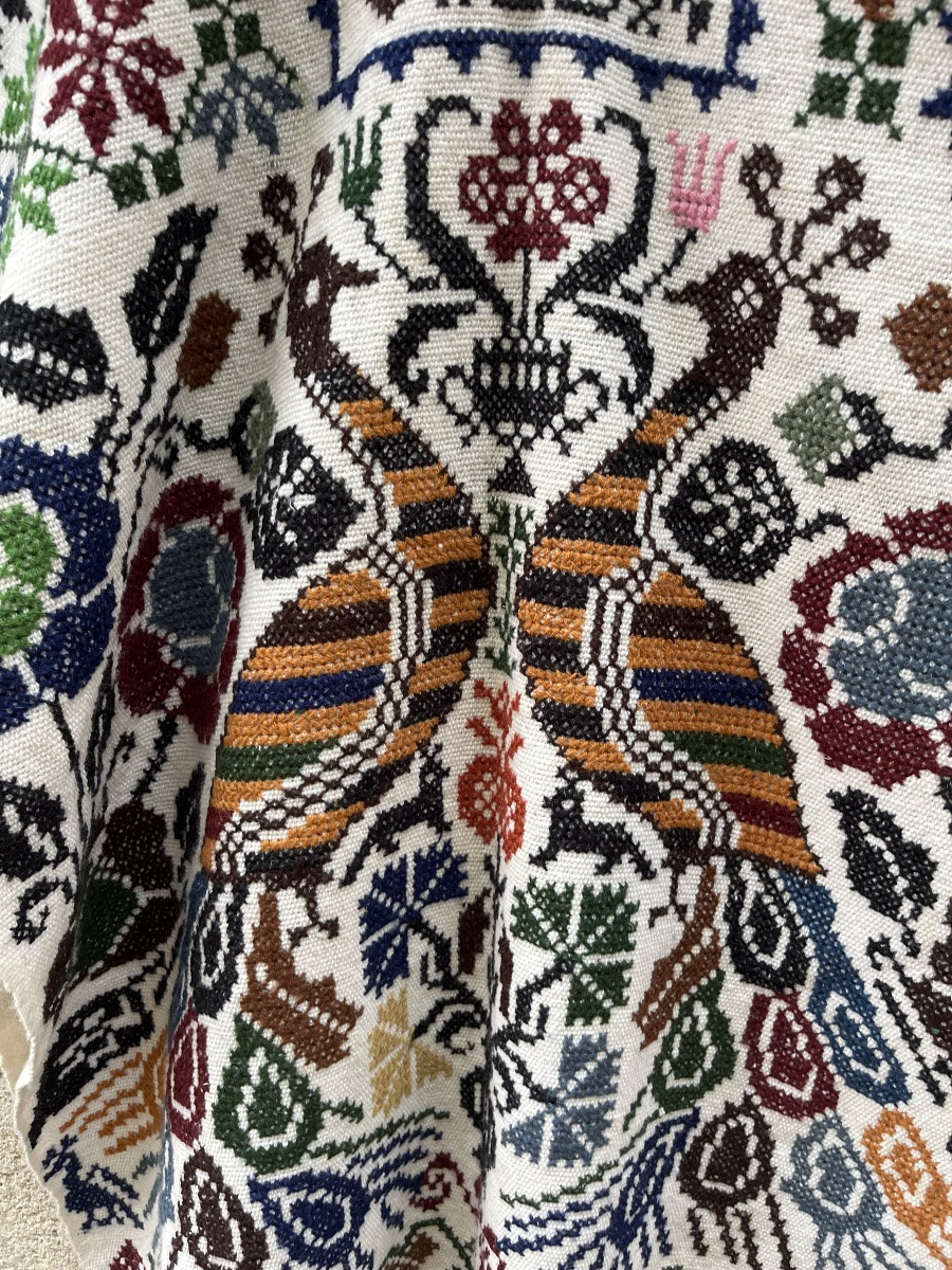 Poncho en laine, brodé de paons et motifs colorés.  vers les Années 1960-photo-3