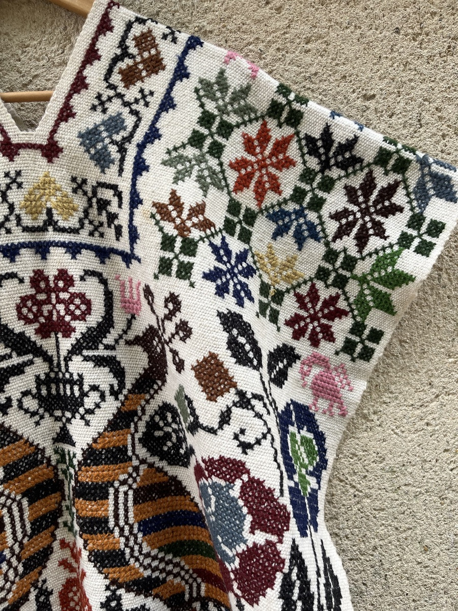 Poncho en laine, brodé de paons et motifs colorés.  vers les Années 1960-photo-4