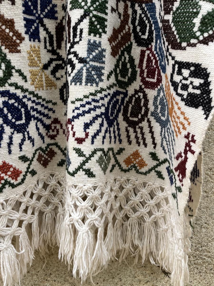 Poncho en laine, brodé de paons et motifs colorés.  vers les Années 1960-photo-1