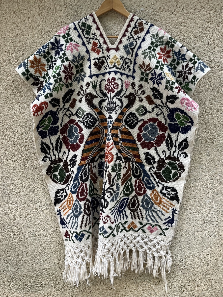 Poncho en laine, brodé de paons et motifs colorés.  vers les Années 1960-photo-3