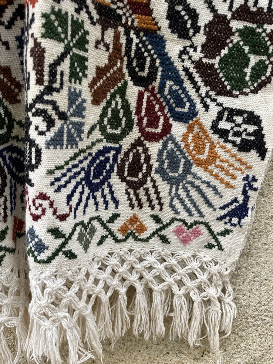 Poncho en laine, brodé de paons et motifs colorés.  vers les Années 1960-photo-4