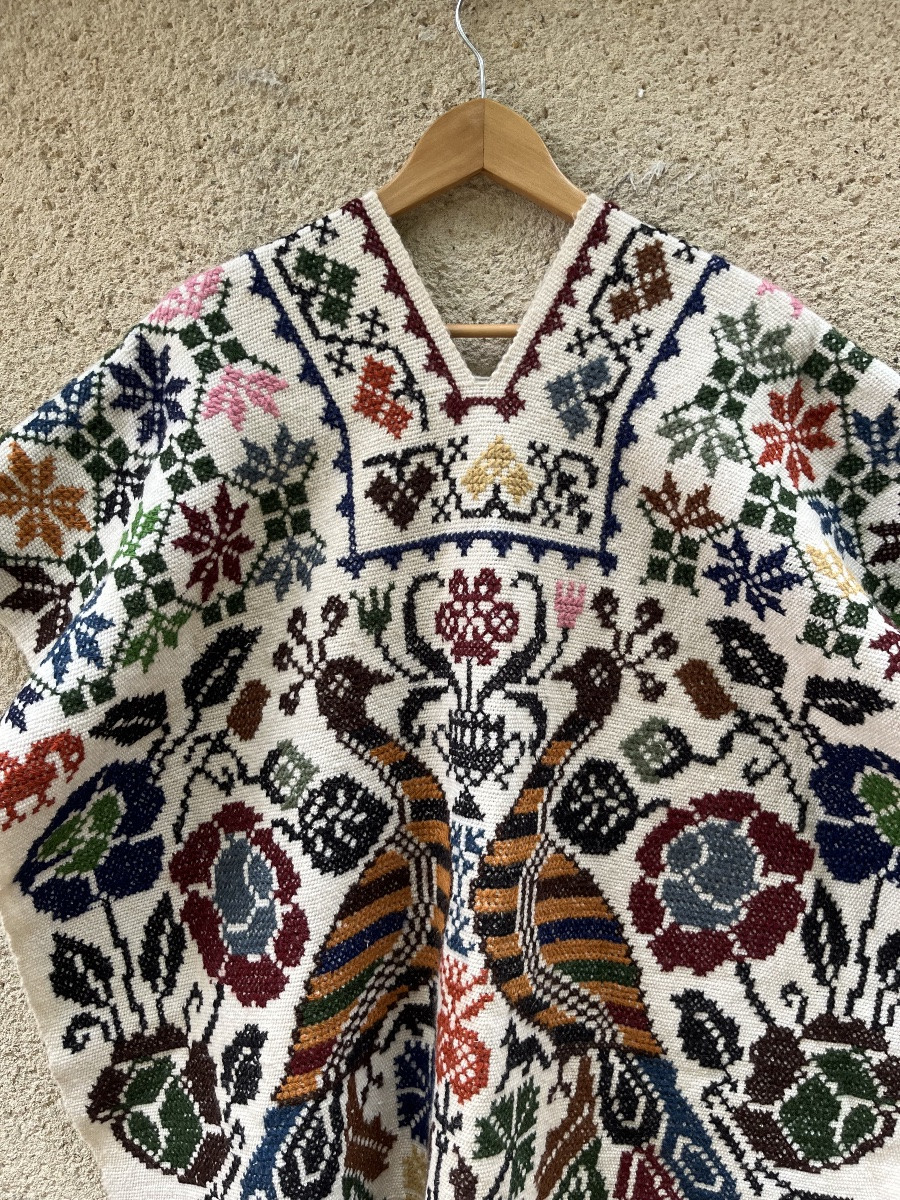 Poncho en laine, brodé de paons et motifs colorés.  vers les Années 1960-photo-6