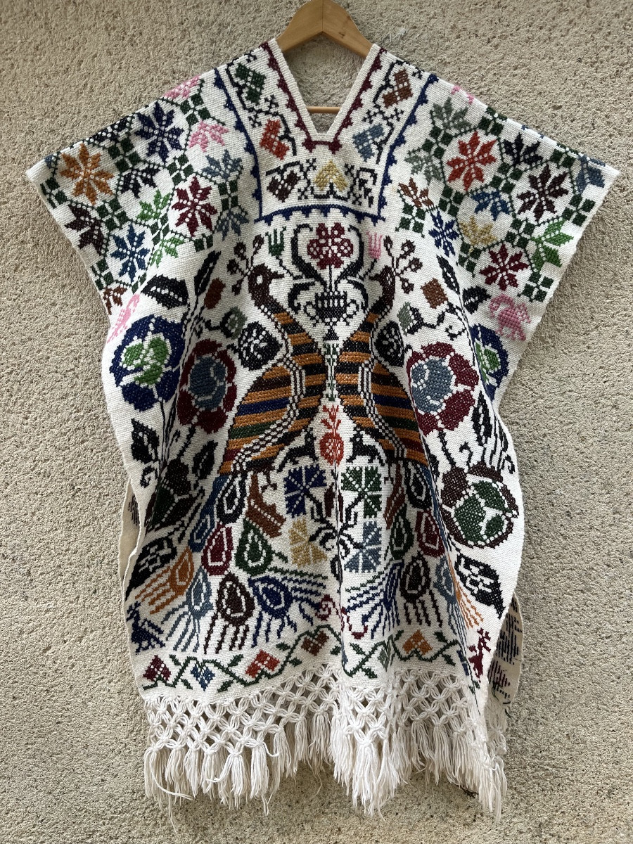 Poncho en laine, brodé de paons et motifs colorés.  vers les Années 1960