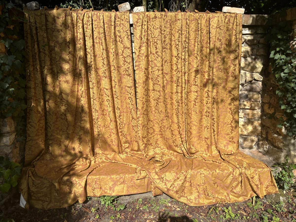 Double rideaux en lainage et double de cotonnade. Hauteur 255 cm. 