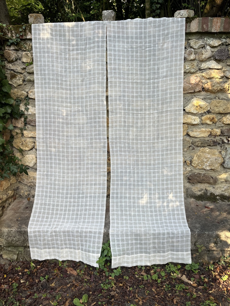 Paire de rideaux en filet, motif a carreaux. Rideaux souple et léger. Hauteur 210 cm. 
