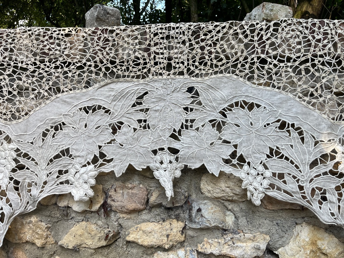 Contour de fenêtre, ancien rideaux en crochet avec grappes de raisins en cascade. XIXème -photo-2
