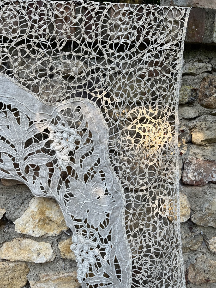 Contour de fenêtre, ancien rideaux en crochet avec grappes de raisins en cascade. XIXème -photo-3