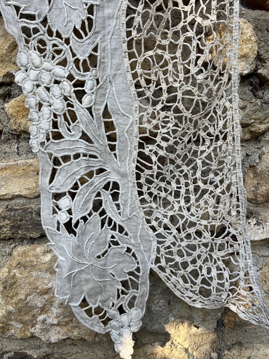 Contour de fenêtre, ancien rideaux en crochet avec grappes de raisins en cascade. XIXème -photo-4