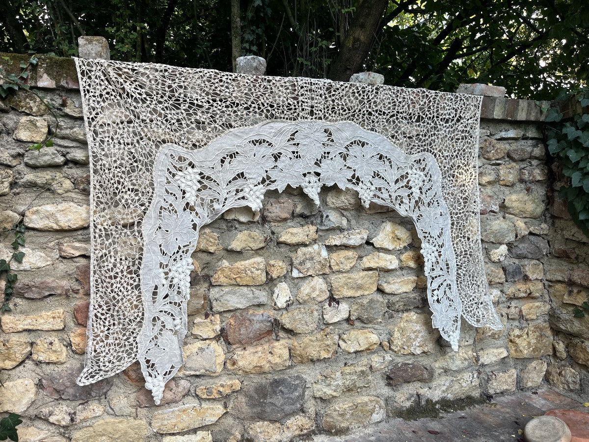 Contour de fenêtre, ancien rideaux en crochet avec grappes de raisins en cascade. XIXème -photo-2