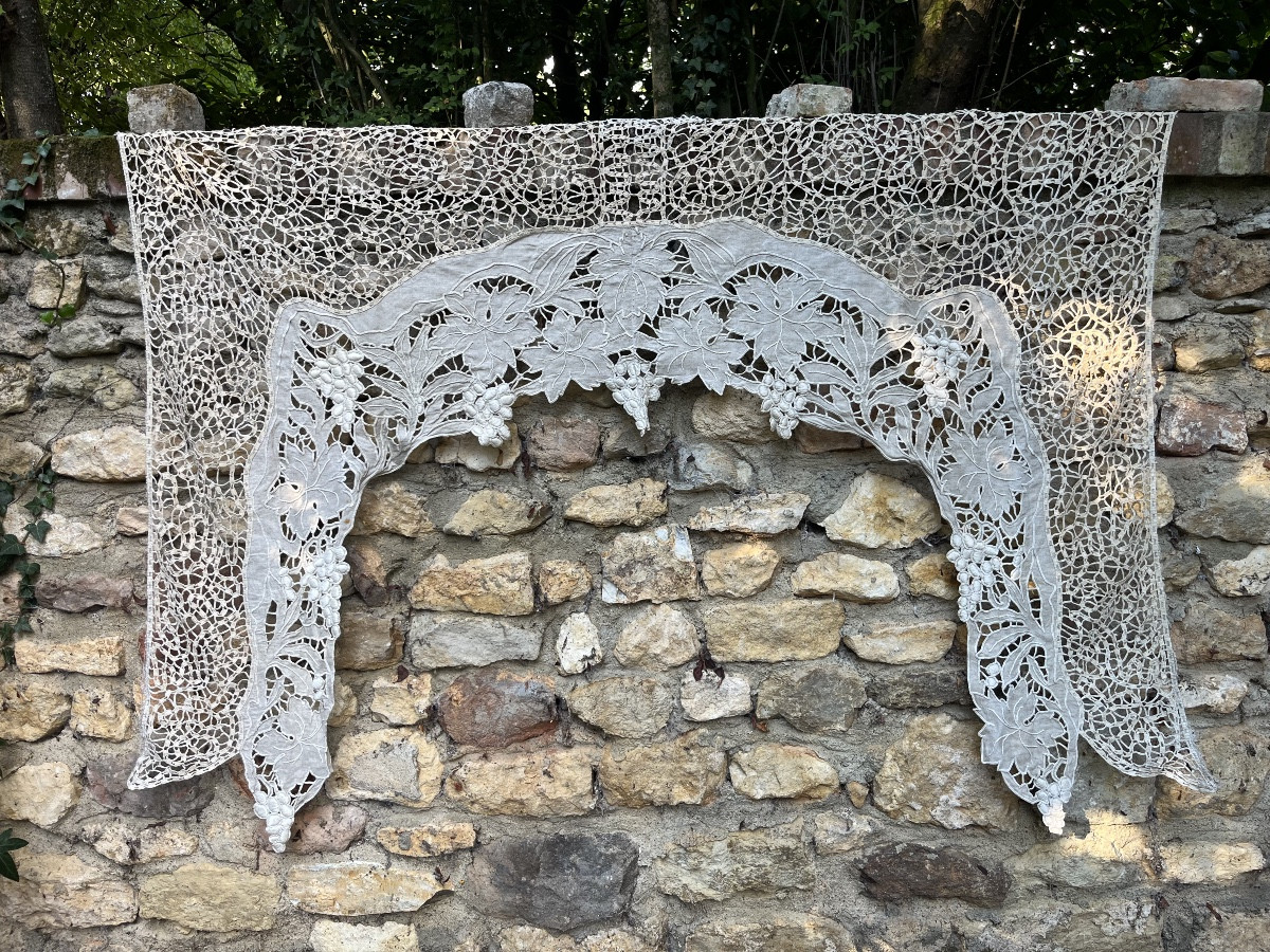 Contour de fenêtre, ancien rideaux en crochet avec grappes de raisins en cascade. XIXème 