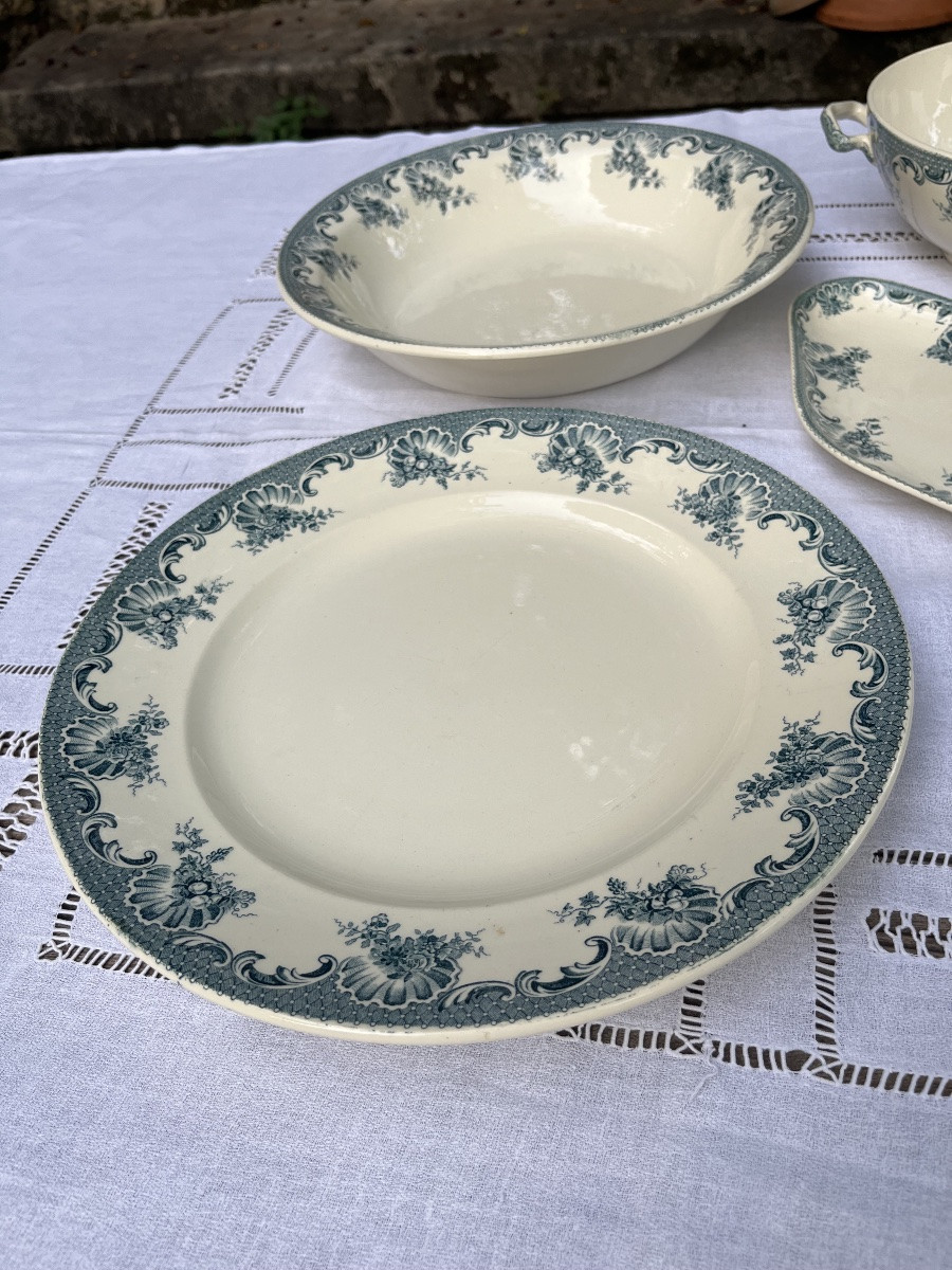 Service vaisselle  (partie) Terre de Fer. St Amand. modèle La Vallière.  Assiettes, Plats ect..-photo-1