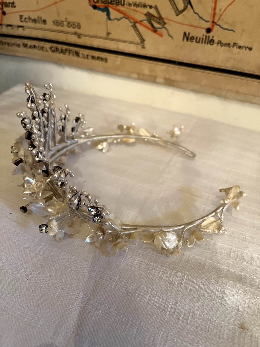 Couronne de mariée, fleurs en cire et en soie, de perles et agrémentée de strass.  -photo-3