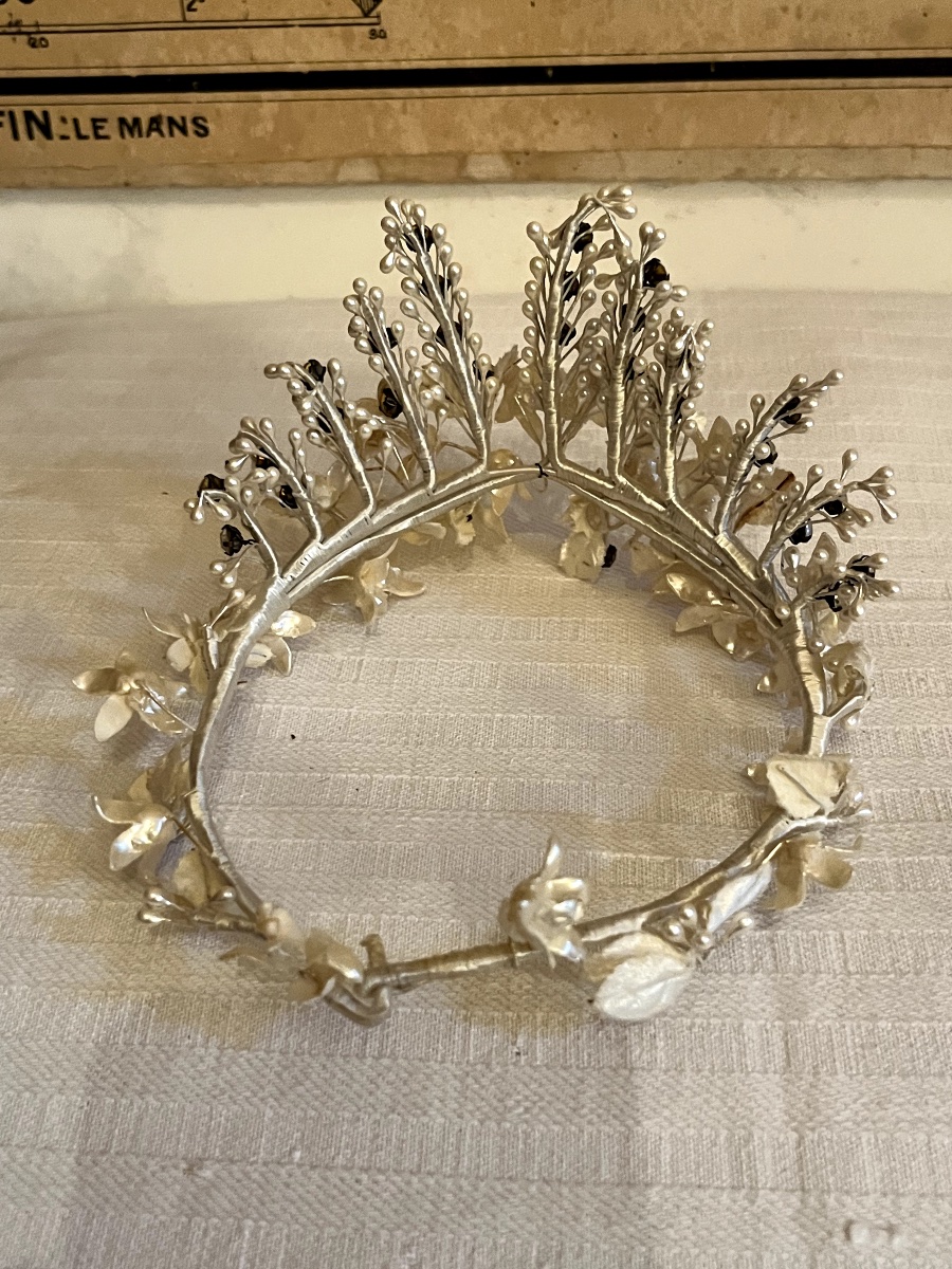 Couronne de mariée, fleurs en cire et en soie, de perles et agrémentée de strass.  -photo-1