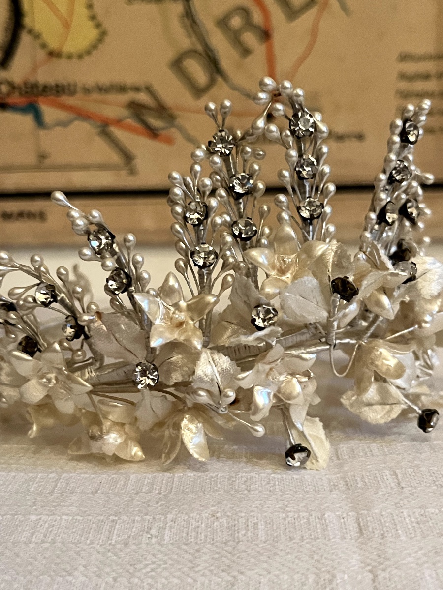 Couronne de mariée, fleurs en cire et en soie, de perles et agrémentée de strass.  -photo-4