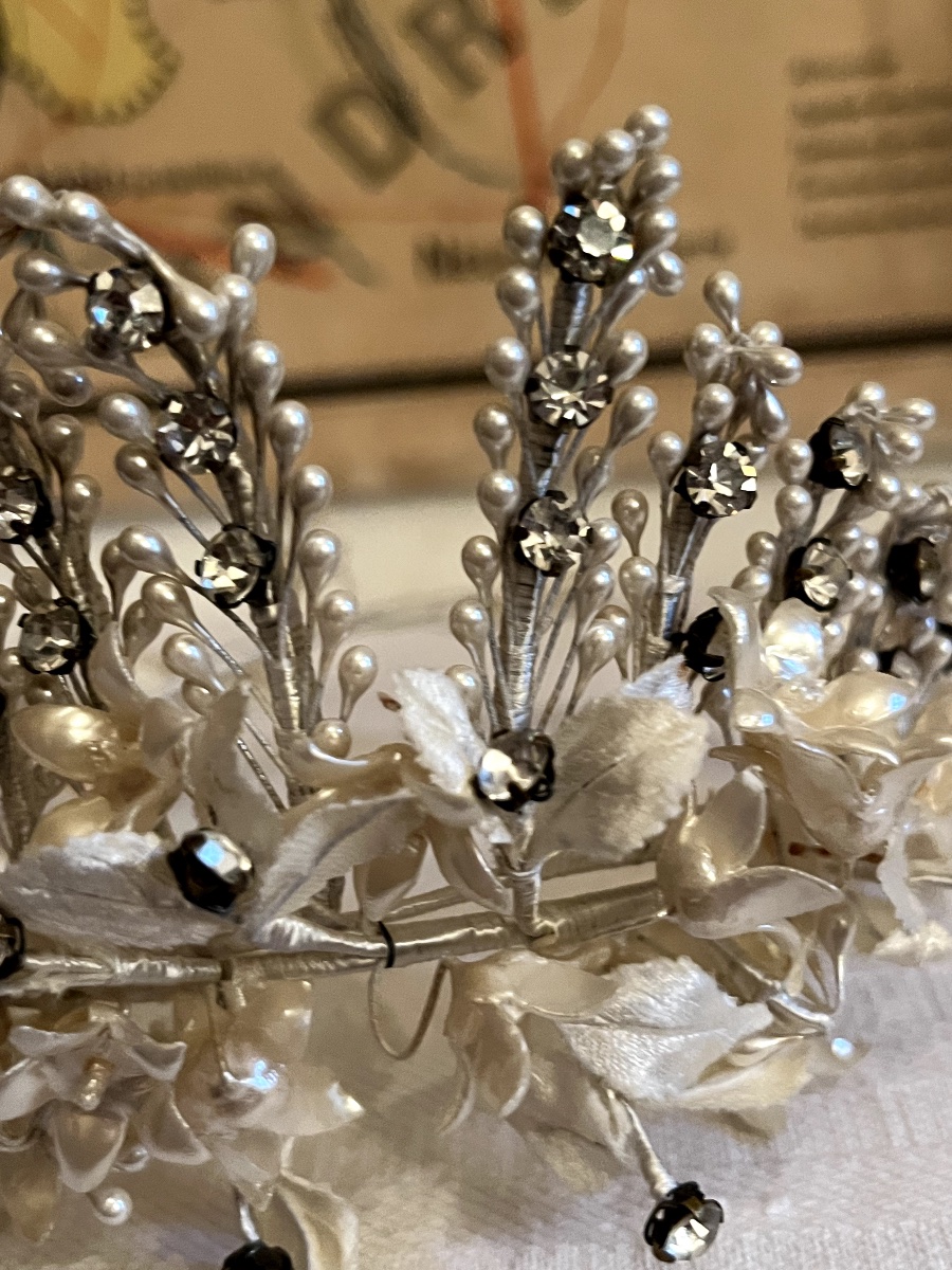 Couronne de mariée, fleurs en cire et en soie, de perles et agrémentée de strass.  -photo-5
