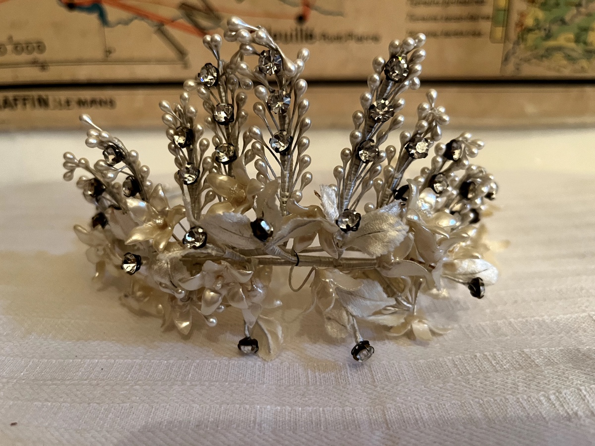 Couronne de mariée, fleurs en cire et en soie, de perles et agrémentée de strass.  