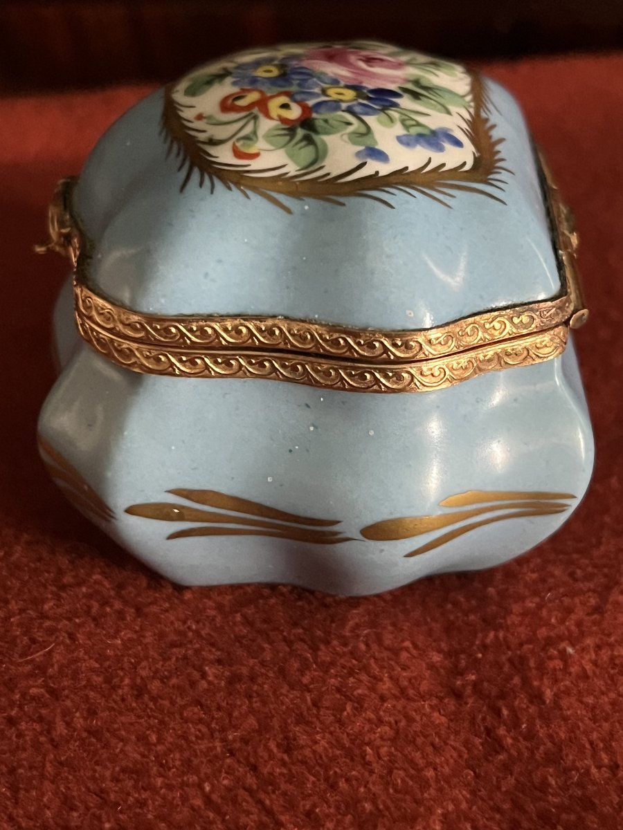 Boîte à bijoux ou bonbonnière en porcelaine de Limoges. Décor de fleurs  et or -photo-3