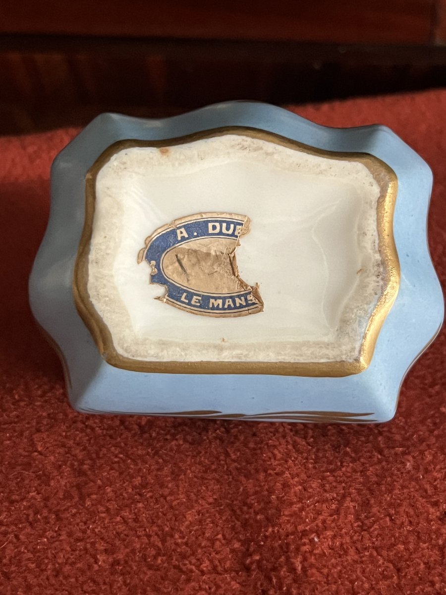 Boîte à bijoux ou bonbonnière en porcelaine de Limoges. Décor de fleurs  et or -photo-4