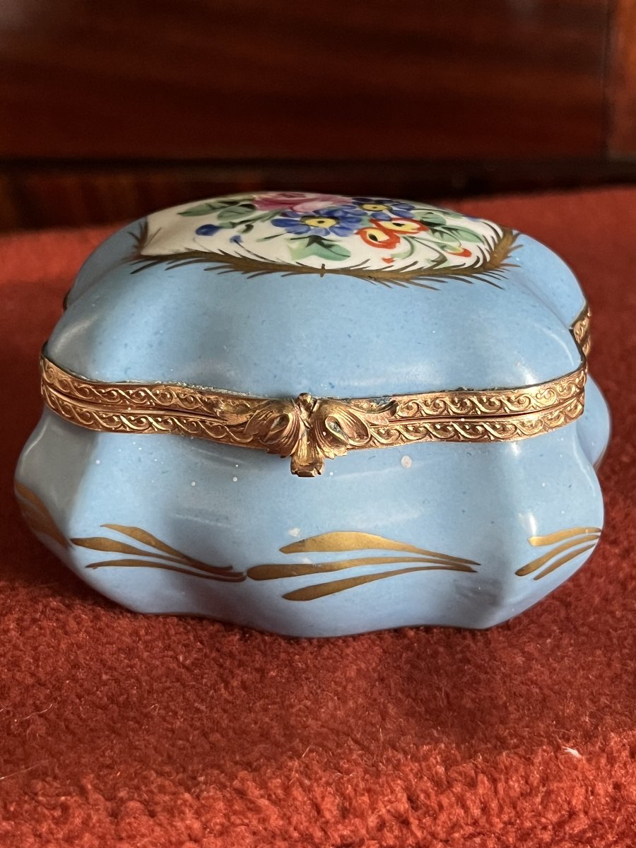 Boîte à bijoux ou bonbonnière en porcelaine de Limoges. Décor de fleurs  et or -photo-1