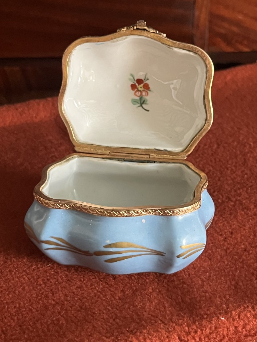 Boîte à bijoux ou bonbonnière en porcelaine de Limoges. Décor de fleurs  et or -photo-2